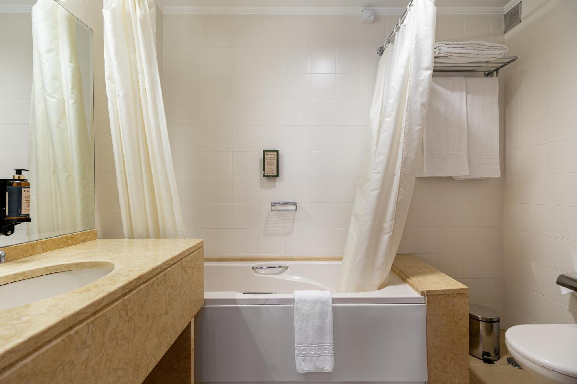 Suite Familiar com Vista da Piscina